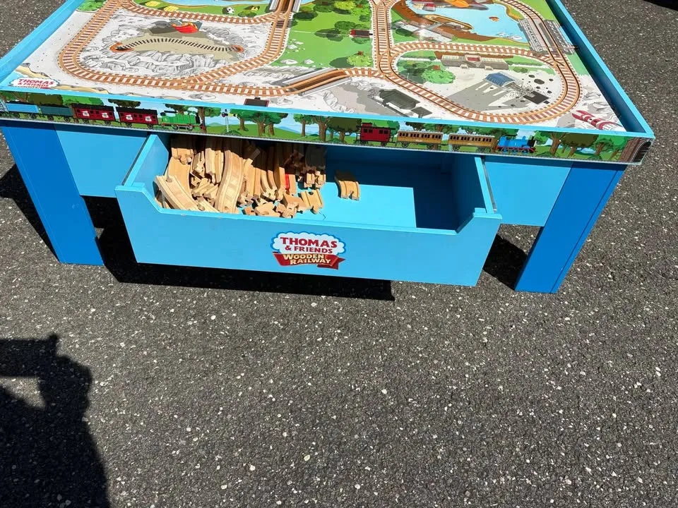Thomas Train Playtable w/110+ Accessories image indicator(4)