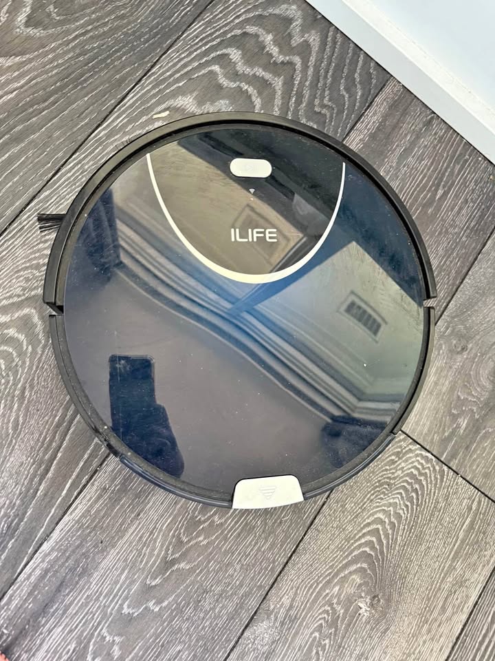 Like New Robot Vacuum & Mop