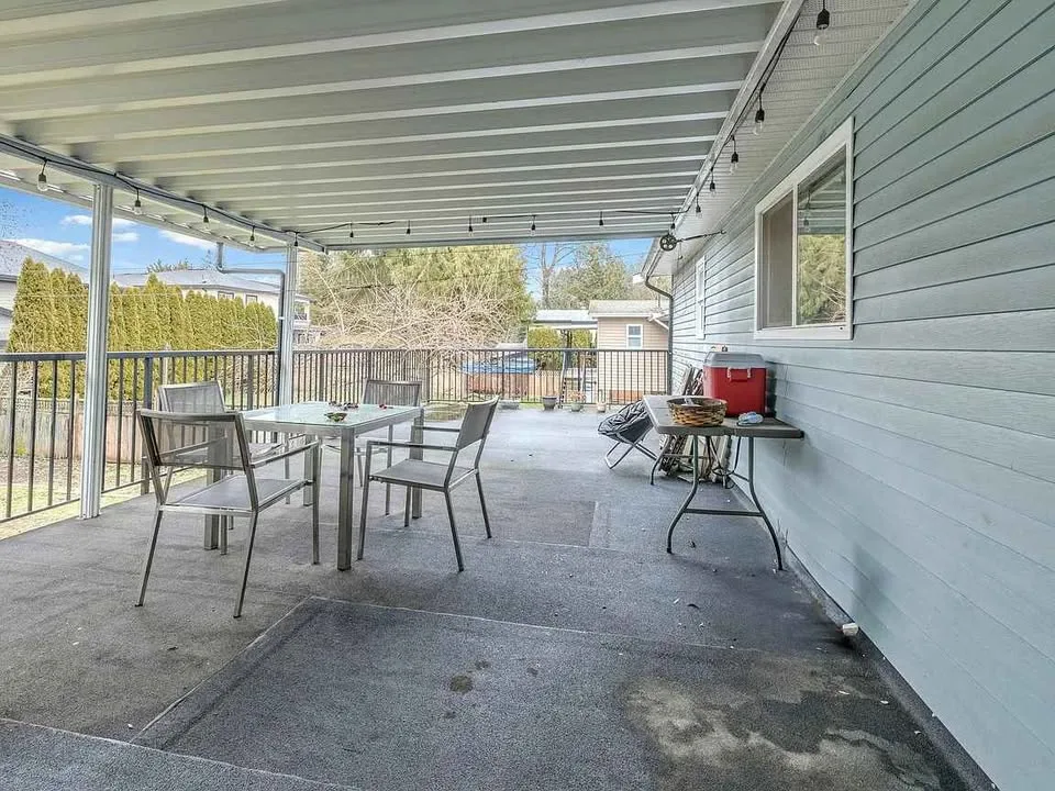 4 Beds 2 Baths - House image indicator(2)