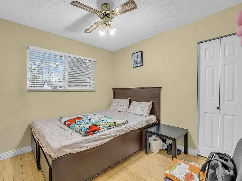 4 Beds 2 Baths - House image indicator(6)