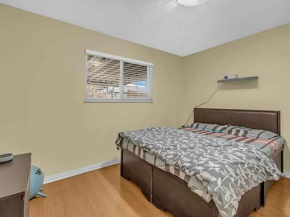4 Beds 2 Baths - House image indicator(7)