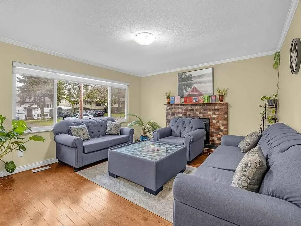 4 Beds 2 Baths - House image indicator(10)