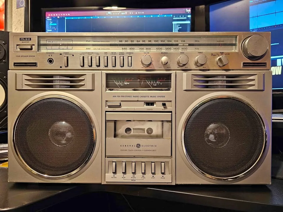 Vintage GE 3-5259A Blockbuster Boombox Radio thumbnail