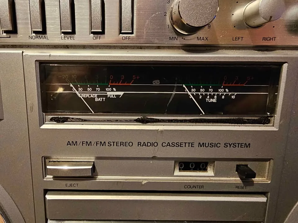 Vintage GE 3-5259A Blockbuster Boombox Radio image indicator(2)