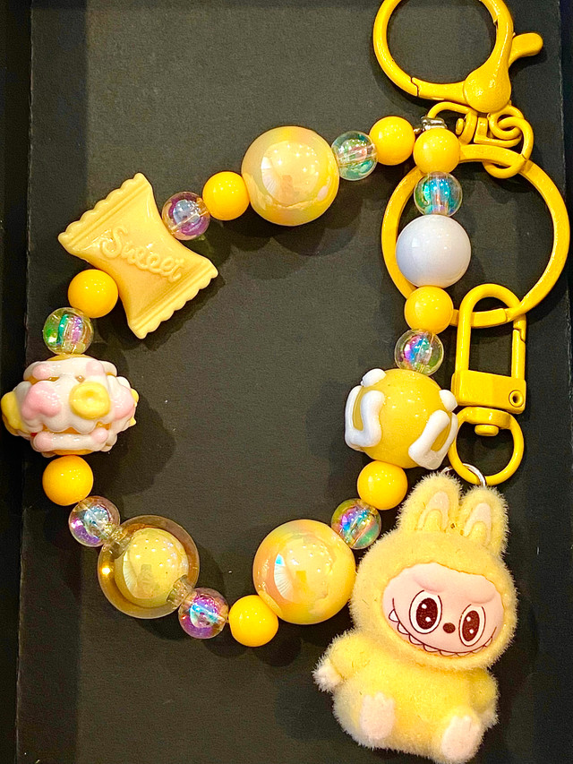 Cute Labubu keychain - yellow