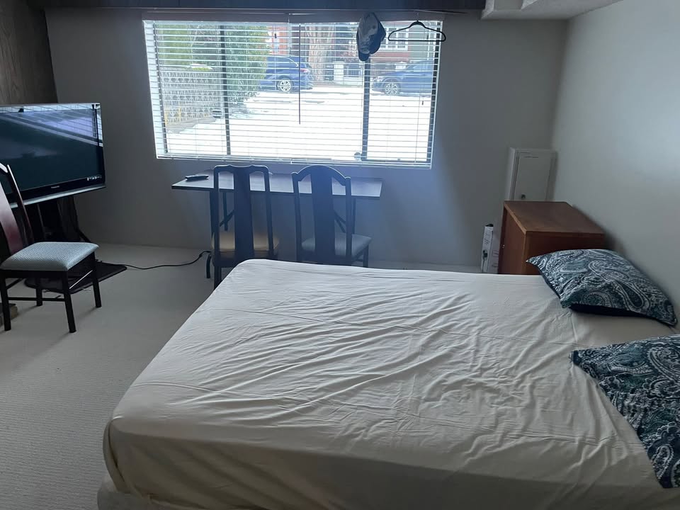 Private Room Near Marine Drive - Available Nov 1!