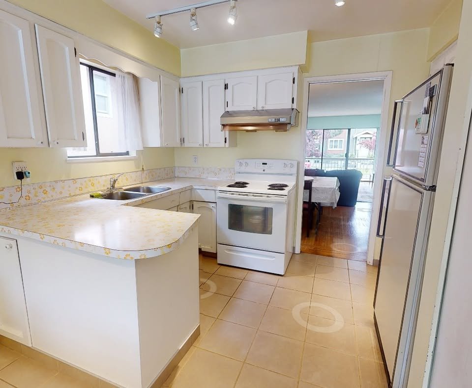 Private Room Near Marine Drive - Available Nov 1! - photo 5