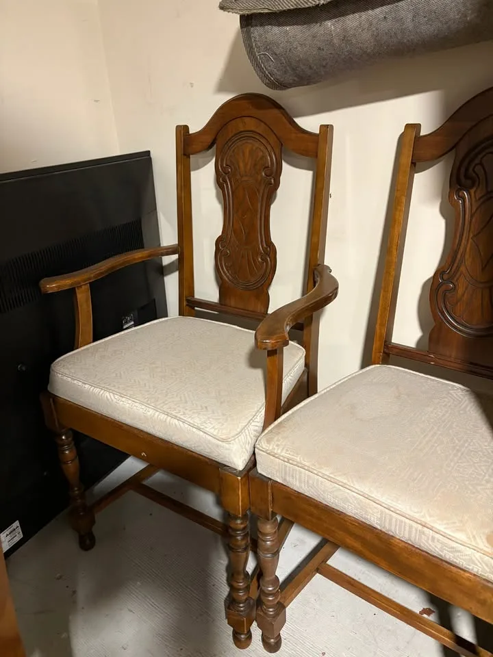 Dinning table chairs image indicator(2)