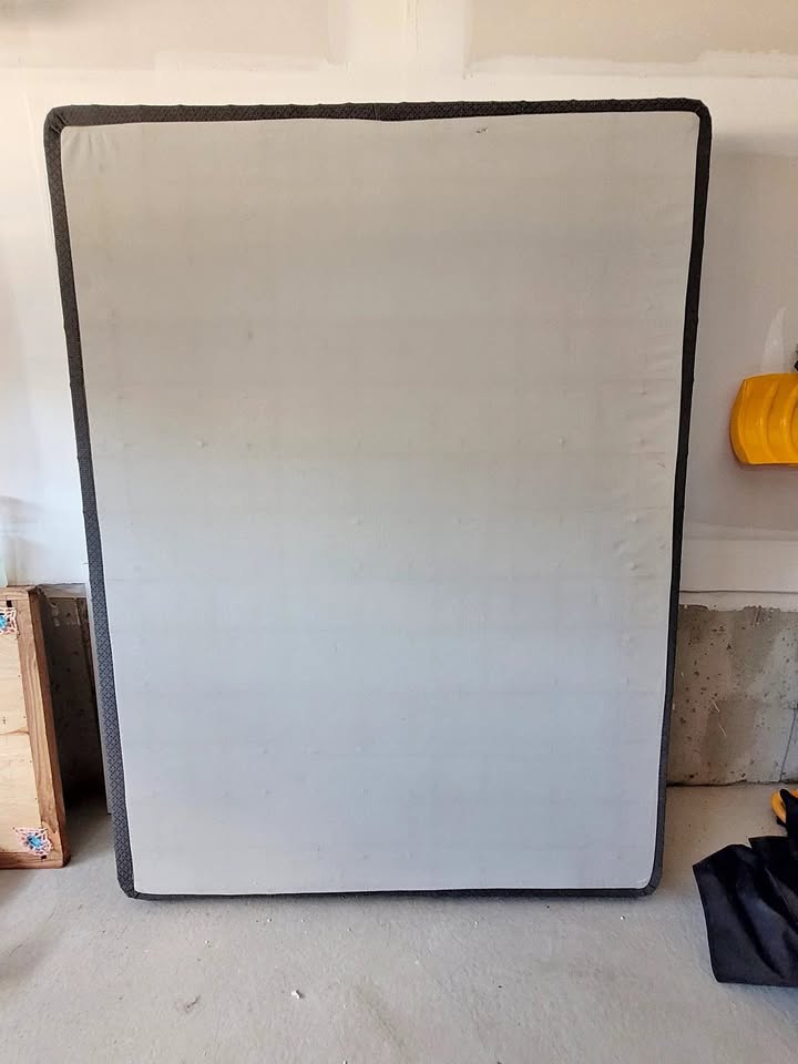 Queen size bed box for 🥕 SALE 🥕