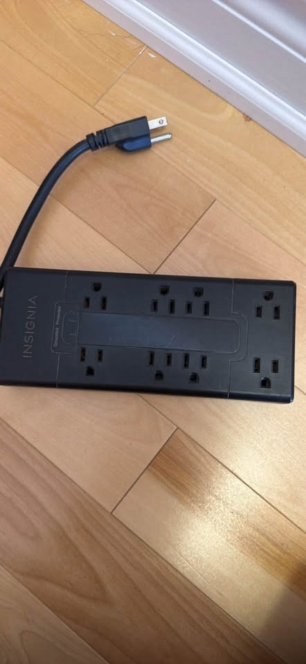 Insignia Surge protector - photo 2