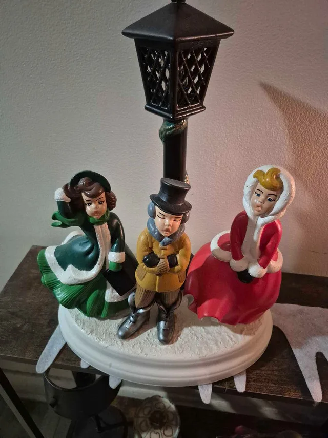 2 Christmas Carolers Lamps thumbnail