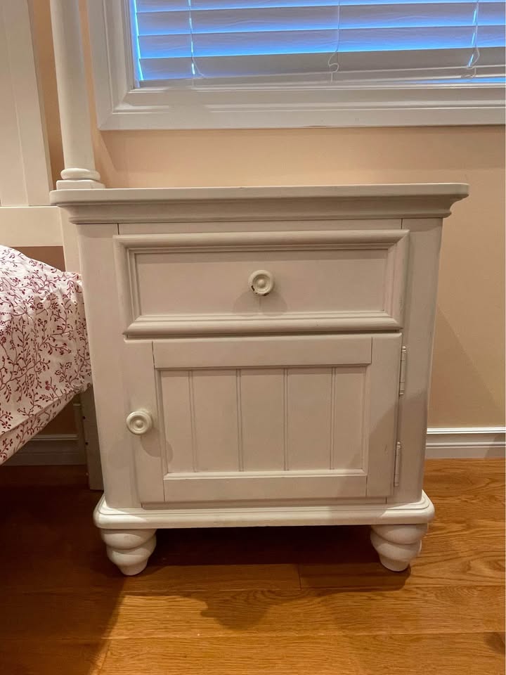 Solid wood twin bedframe and night table - photo 4