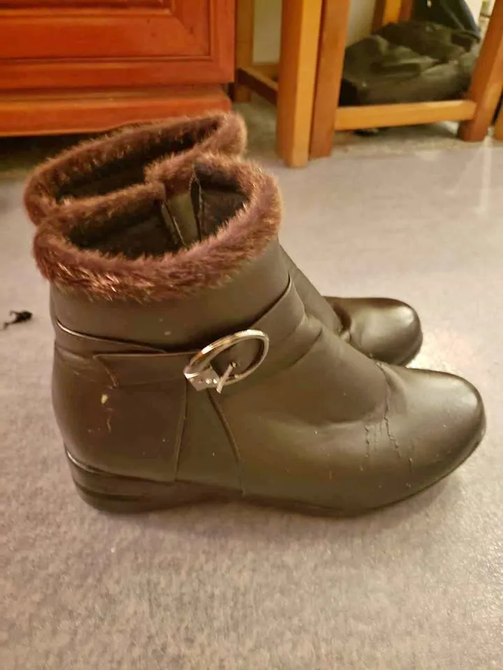 Boots US Women's 9-9.5