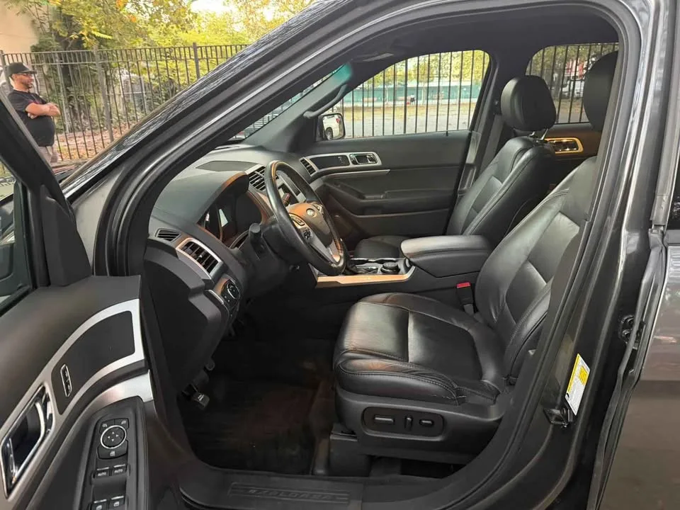 2015 Ford Explorer · XLT Sport Utility 4D image indicator(9)