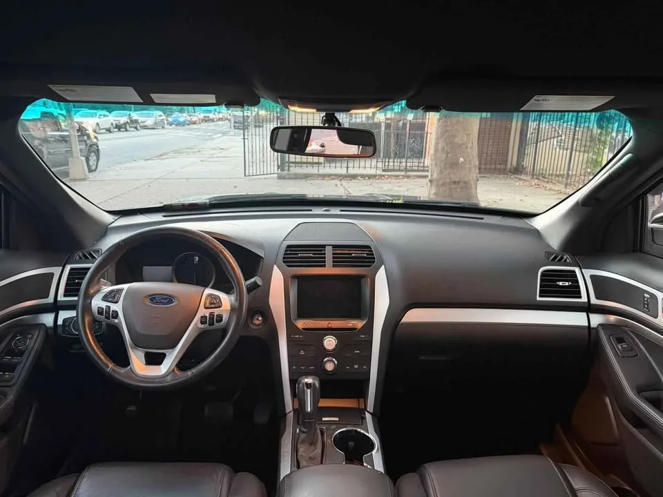 2015 Ford Explorer · XLT Sport Utility 4D image indicator(10)