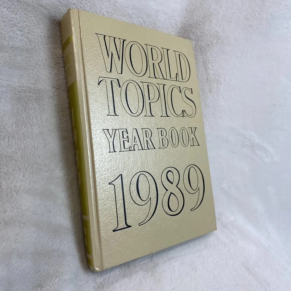 1989 WORLD TOPICS YEARBOOK Hardcover Book image indicator(2)