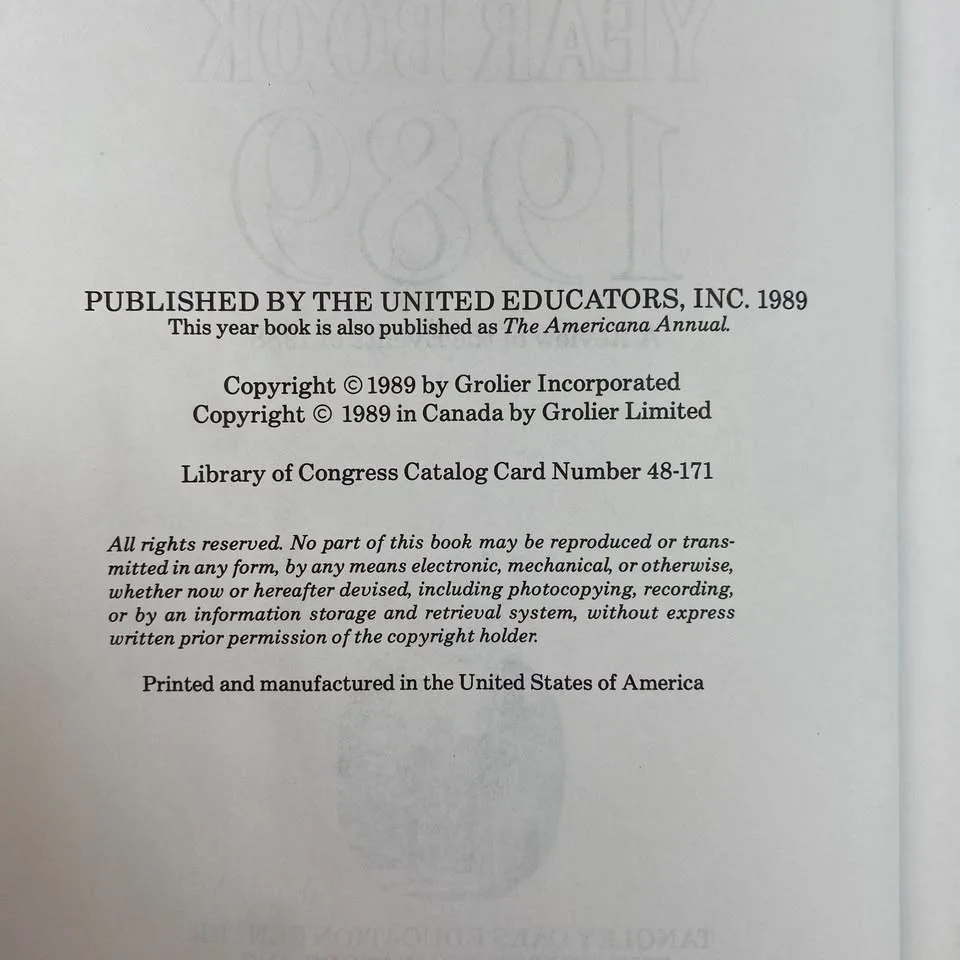 1989 WORLD TOPICS YEARBOOK Hardcover Book image indicator(3)