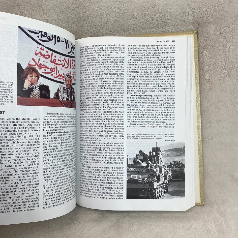 1989 WORLD TOPICS YEARBOOK Hardcover Book image indicator(4)