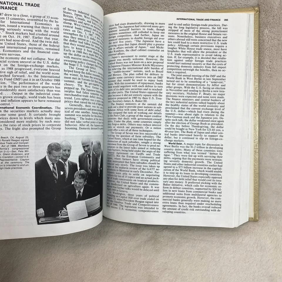 1989 WORLD TOPICS YEARBOOK Hardcover Book image indicator(7)