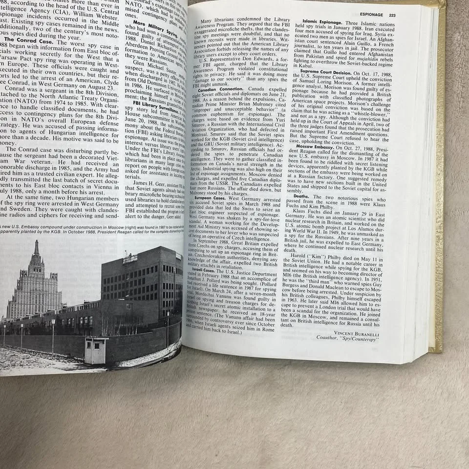 1989 WORLD TOPICS YEARBOOK Hardcover Book image indicator(9)