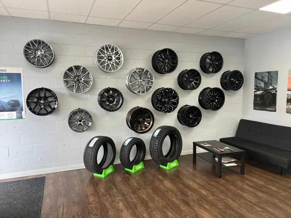 205/60R16 Continental VikinContact7 Winter Tires image indicator(4)