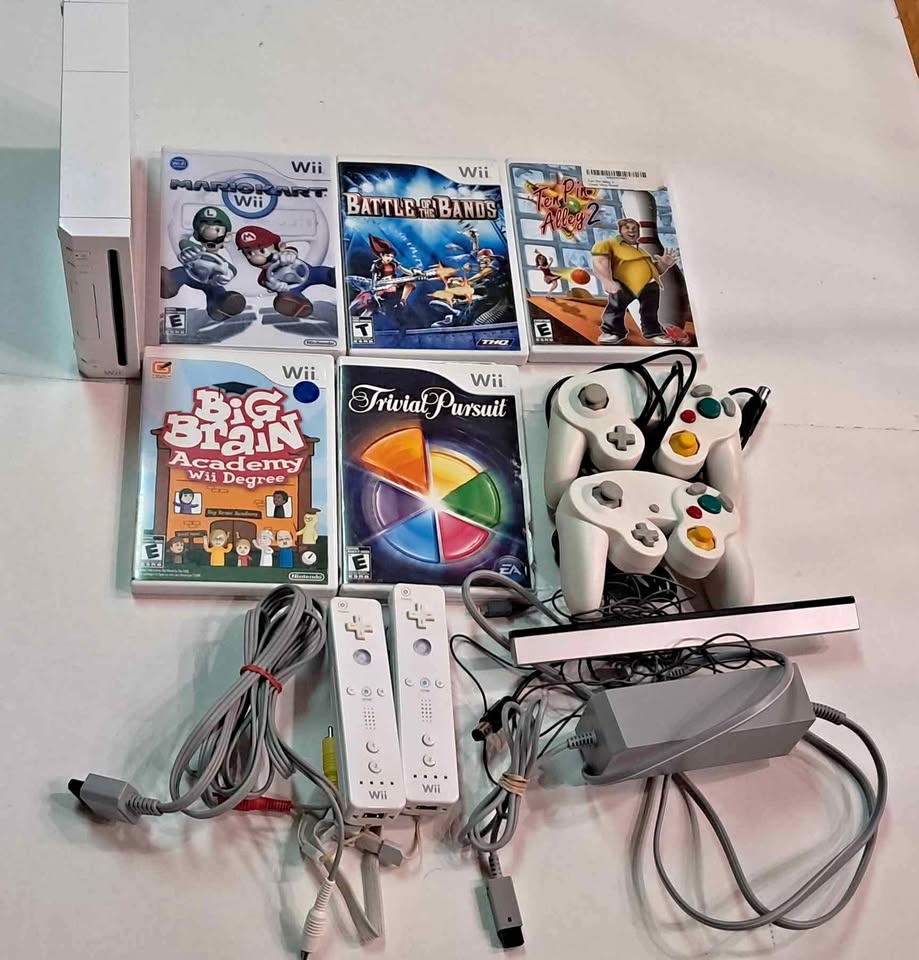 Wii bundle 5 games, 2 remotes, 2 gamecube controllers