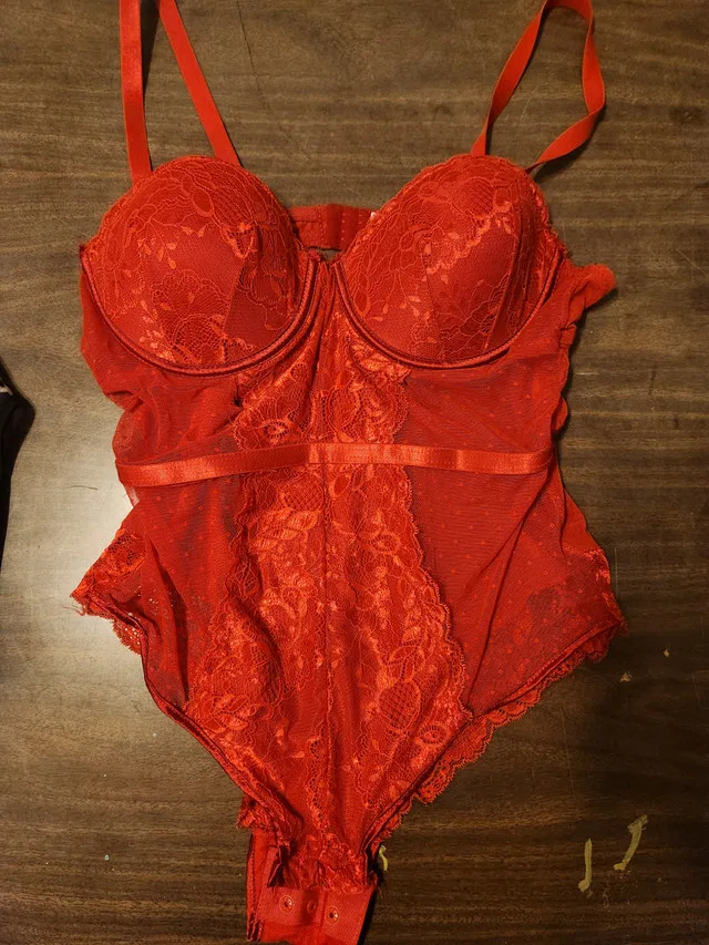 ❤️ Red Lace Bodysuit – Size XL ❤️ thumbnail