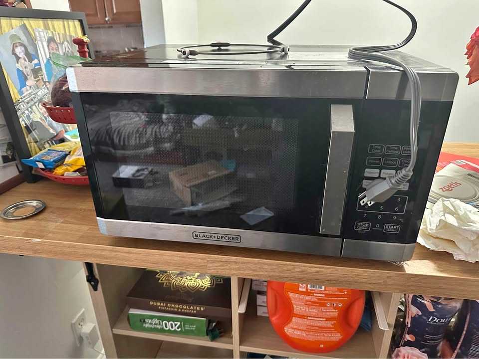 Black+Decker Stainless Steel Microwave – Excellent Condition