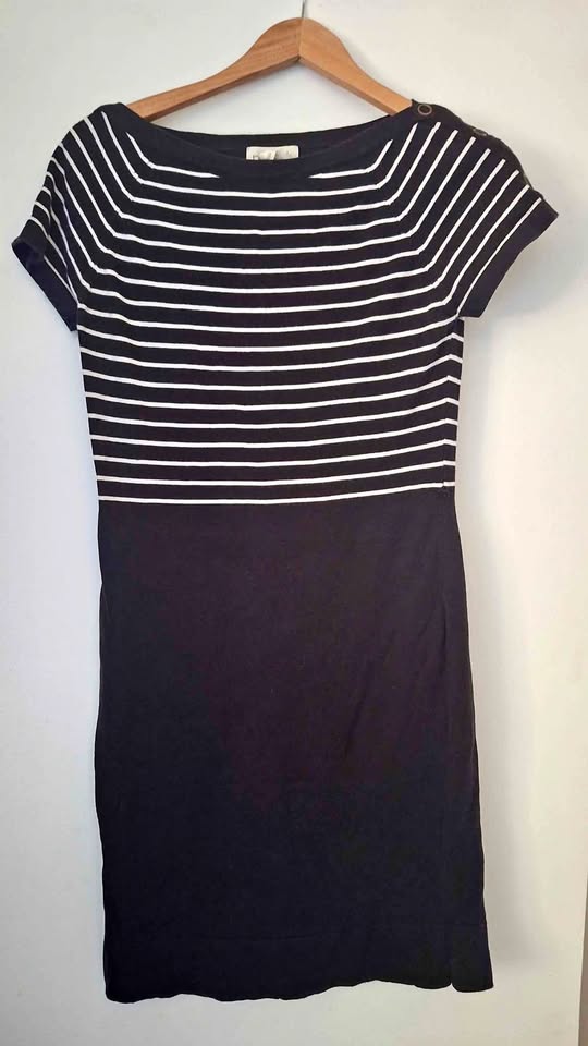 Back and white Casual, fitted knit dress