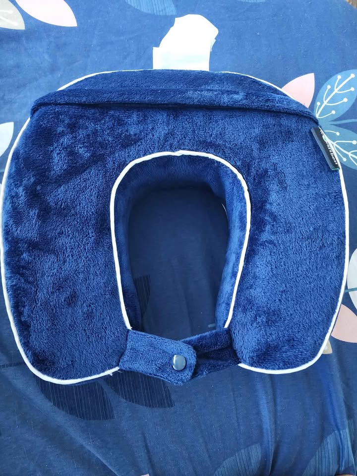 2 Travel Pillows - photo 2