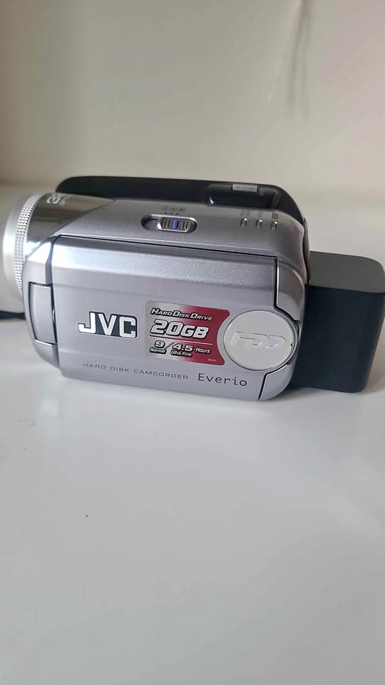 JVC Everio Camcorder - Works Plugged In - photo 3