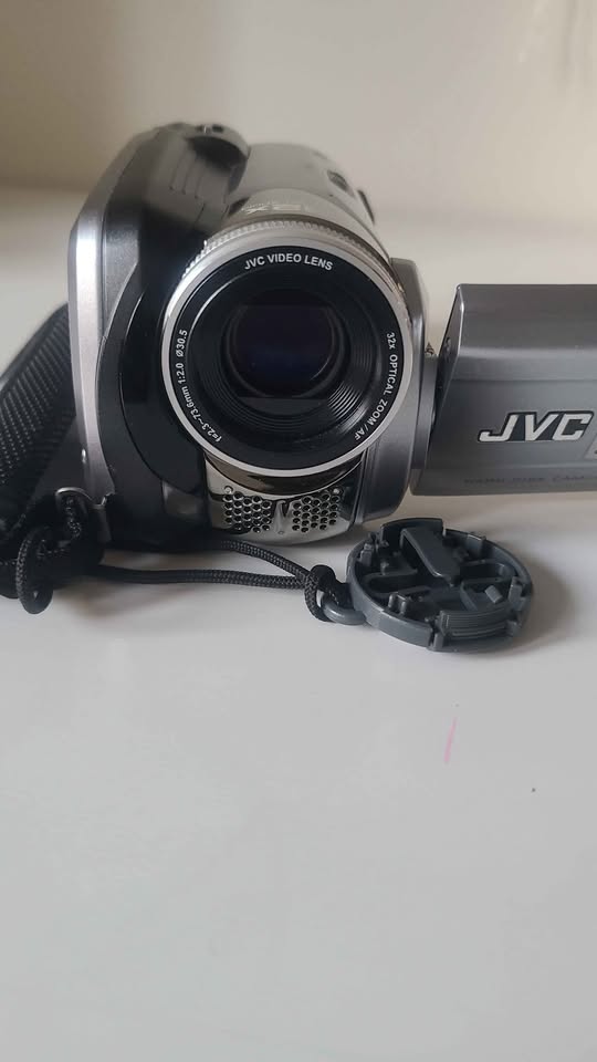JVC Everio Camcorder - Works Plugged In - photo 4