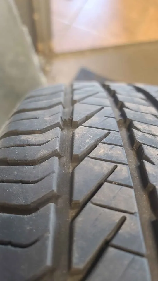 Set Of 4 All Season Tires General Evertrek RTX 235/65R16 image indicator(7)