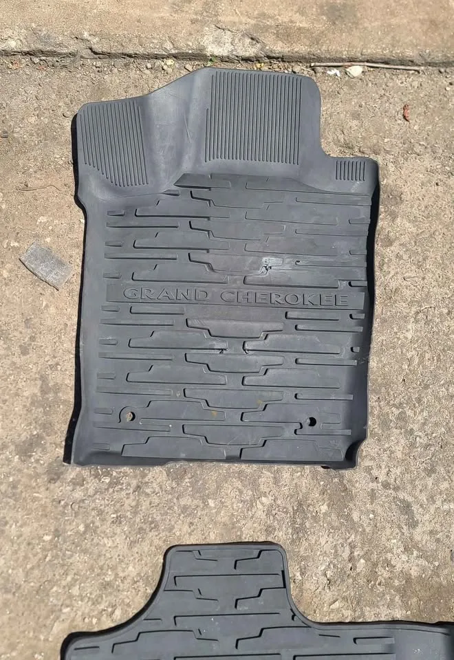 Jeep Grand Cherokee OEM Rubber Mats image indicator(2)