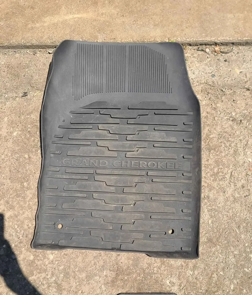 Jeep Grand Cherokee OEM Rubber Mats image indicator(3)