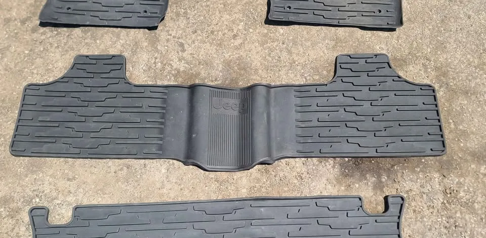 Jeep Grand Cherokee OEM Rubber Mats image indicator(4)