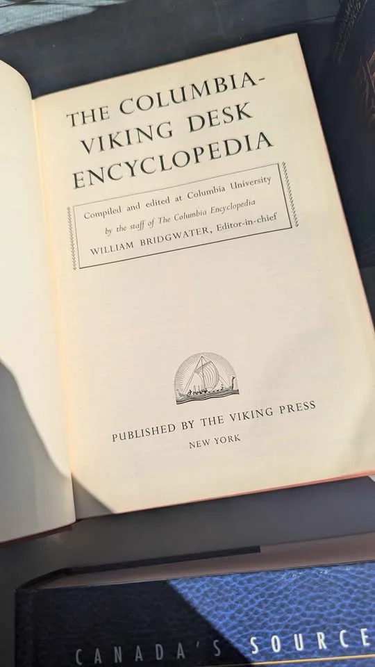 Vintage Books - Dictionary/Almanac/Encyclopedia image indicator(3)