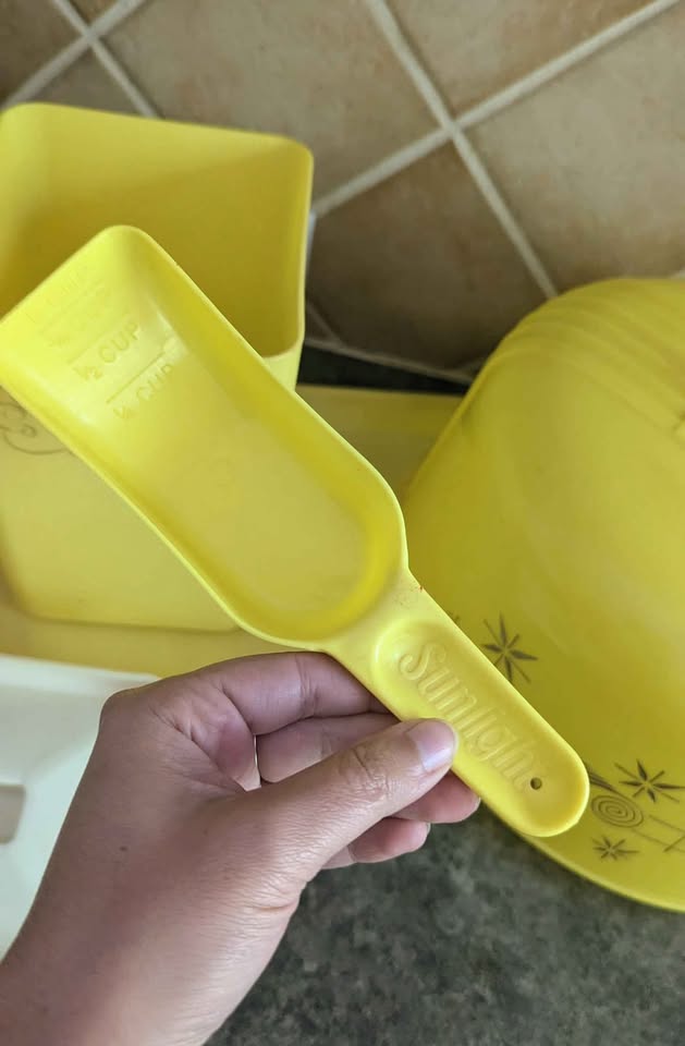 Vintage Yellow Cookies Canister & Lustro-Ware cake cover - photo 3