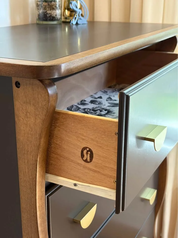 Beautiful Curves Bureau / Tall Dresser image indicator(3)