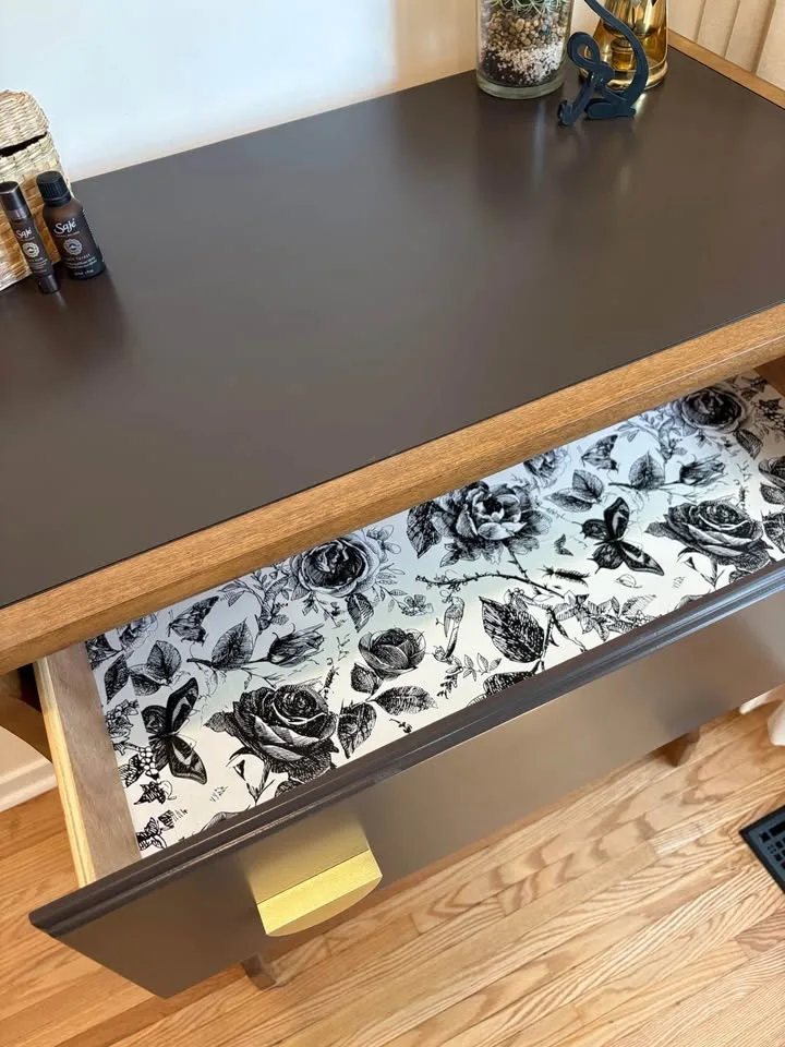 Beautiful Curves Bureau / Tall Dresser image indicator(8)