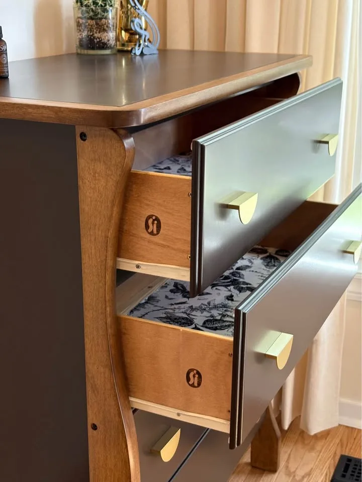 Beautiful Curves Bureau / Tall Dresser image indicator(9)