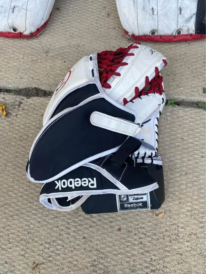 Goalie Pads Set 35” image indicator(8)