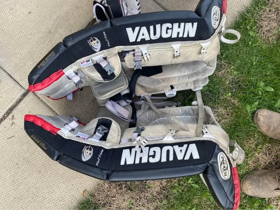 Goalie Pads Set 35” image indicator(9)