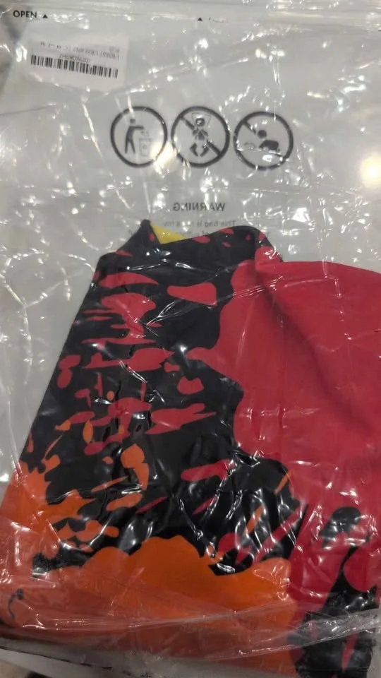 Medium - Vibrant luggage covering! image indicator(3)