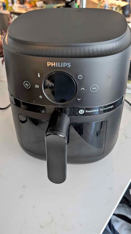 Move out sale - Philips air fryer + silicone trays