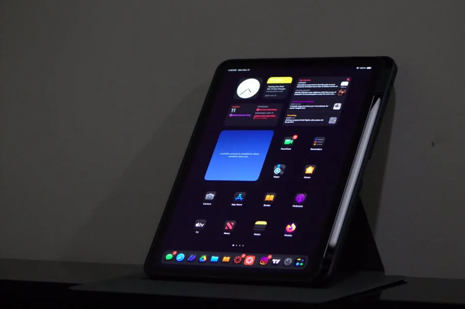 iPad Pro 11 inch 2nd Gen (128GB) with Case & Apple Pencil image indicator(4)