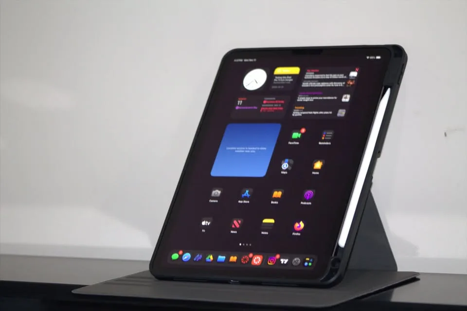 iPad Pro 11 inch 2nd Gen (128GB) with Case & Apple Pencil image indicator(5)