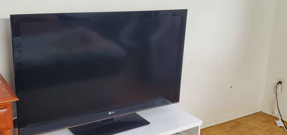 LG 47” Full HD LCD TV (Model: 47LK450) - photo 3