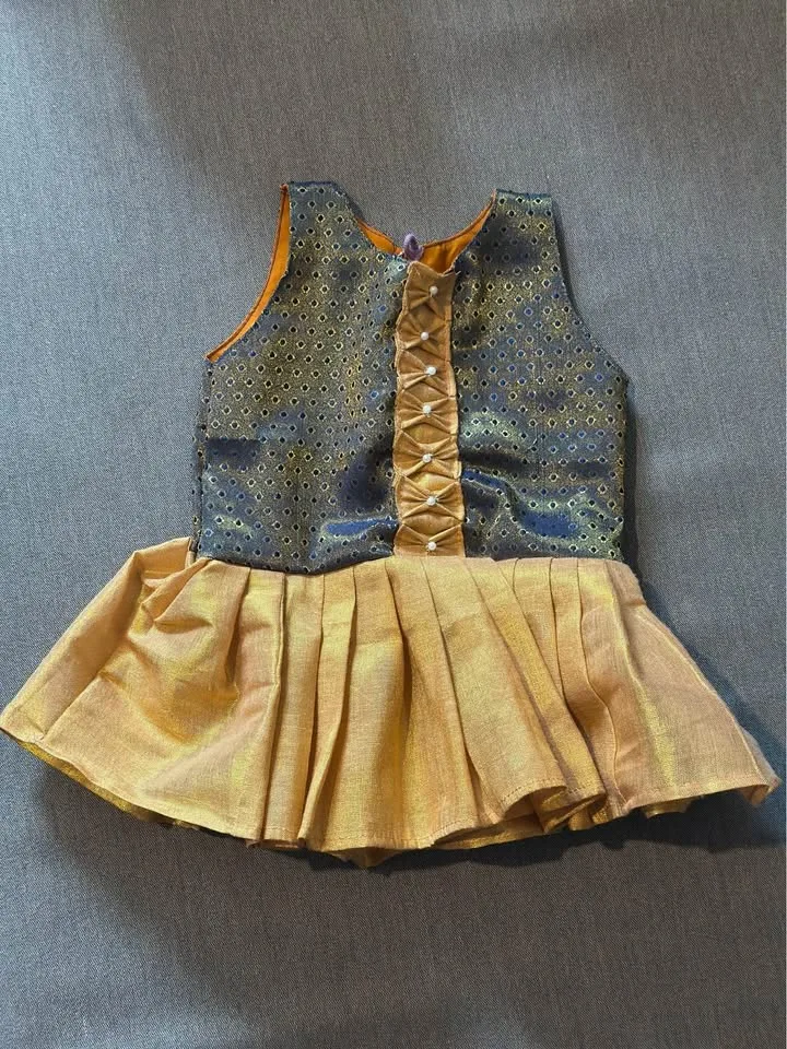 Baby girl traditional dress (0-3 months) image indicator(3)