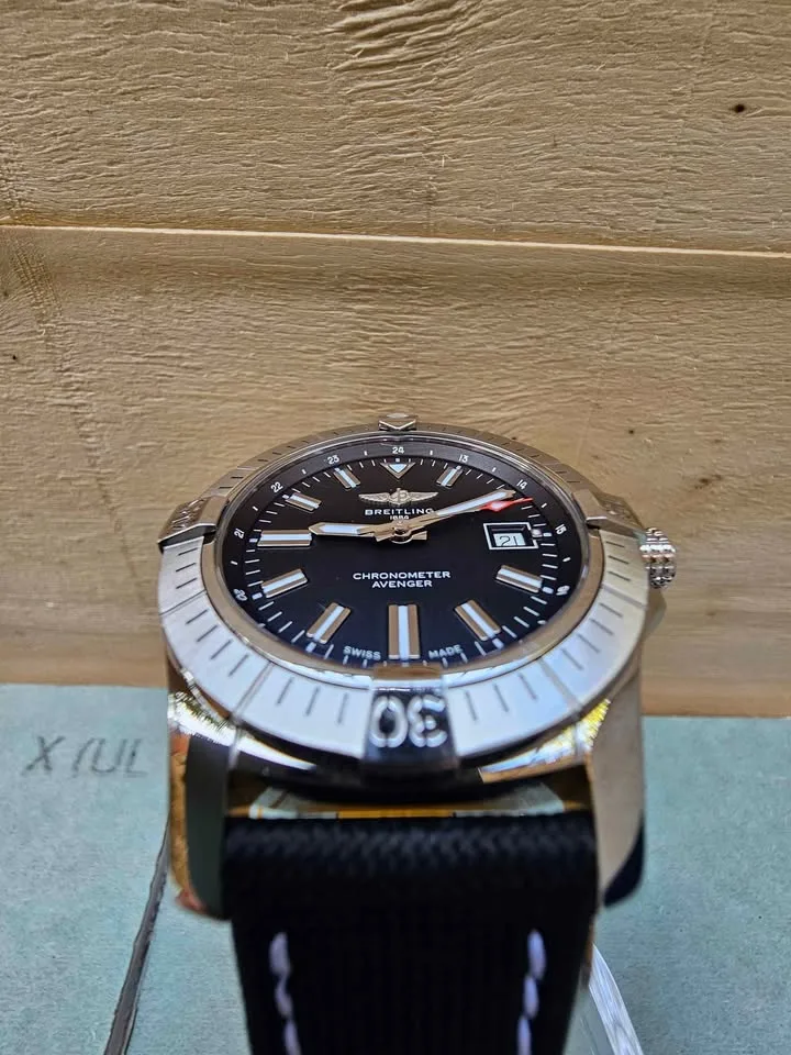 Breitling Avenger Automatic 43 image indicator(3)